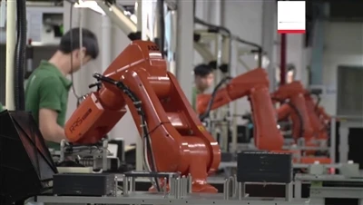 Industrijski roboti omogočajo pritrdilnim in drugim podjetjem, da zmanjšajo s...
